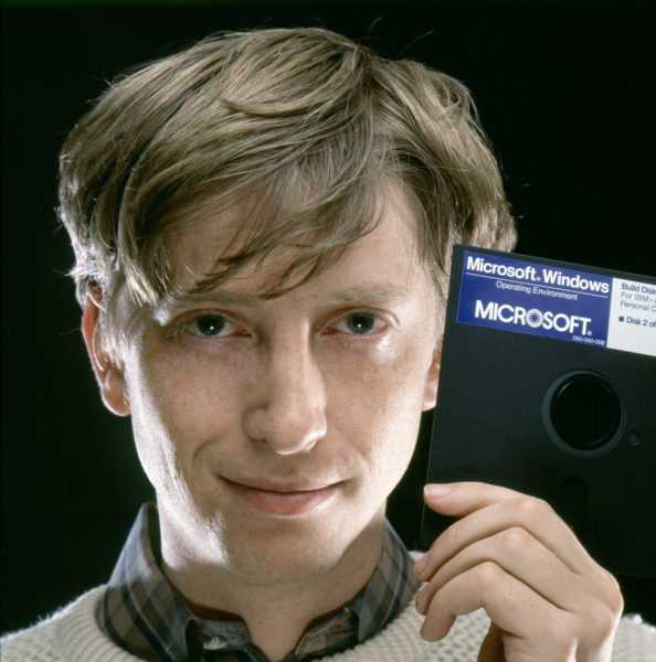 Bill Gates lancia il sistema operativo a finestre Microsoft Windows