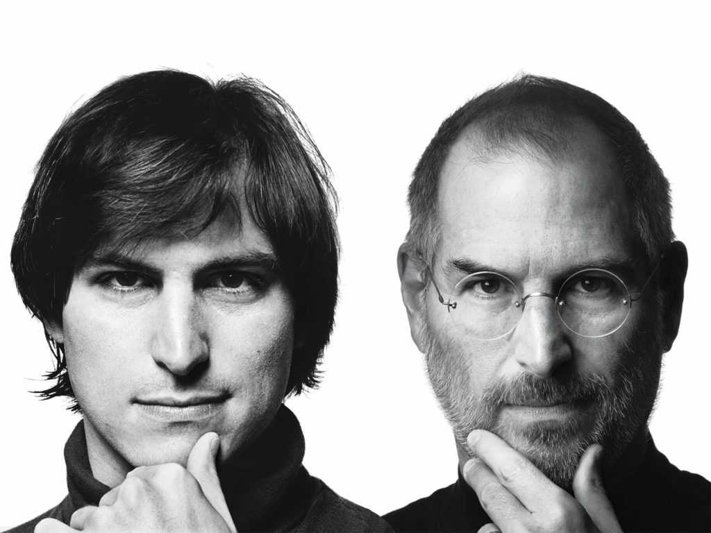 Primo piano di Steve Jobs da giovane e da vecchio, con la mano sul mento