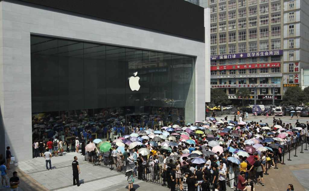 Migliaia di persone in coda davanti all'Apple Store prima del lancio del nuovo iPhone