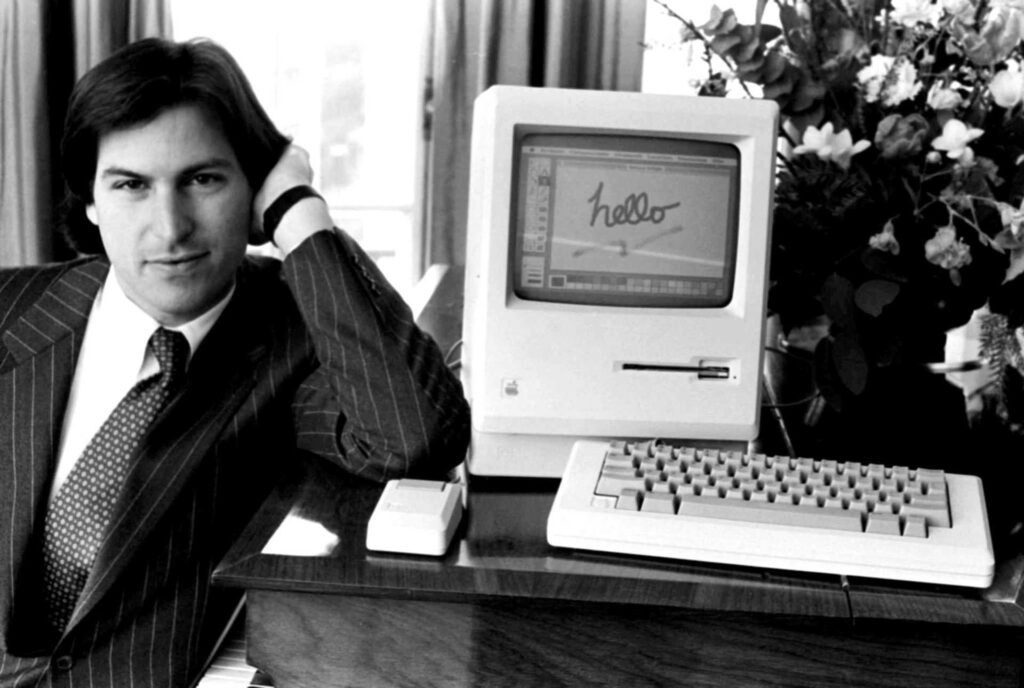 Steve Jobs fiero a fianco al primo Macintosh di Apple