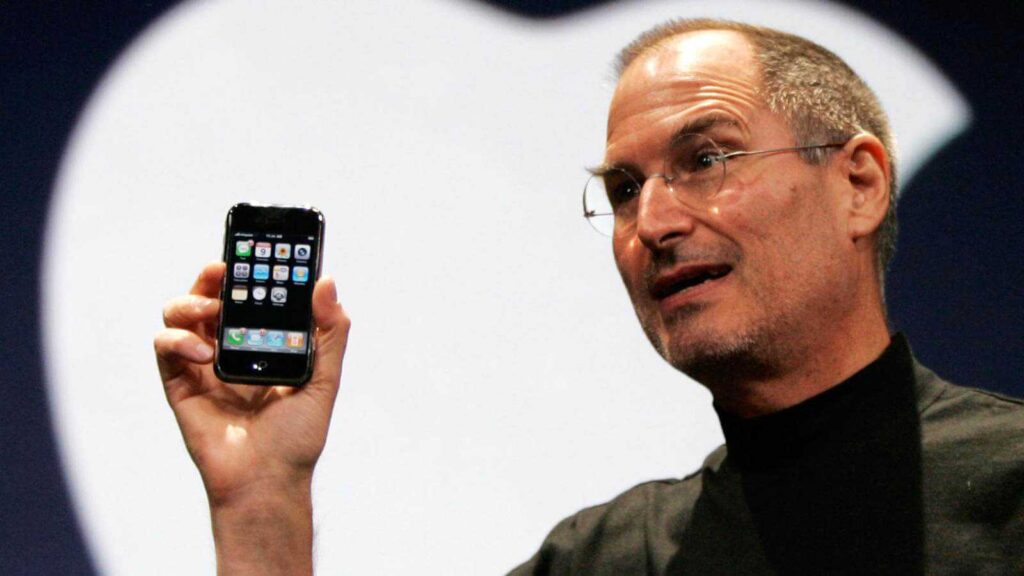 Steve Jobs alla presentazione del primo iPhone nel giugno 2007
