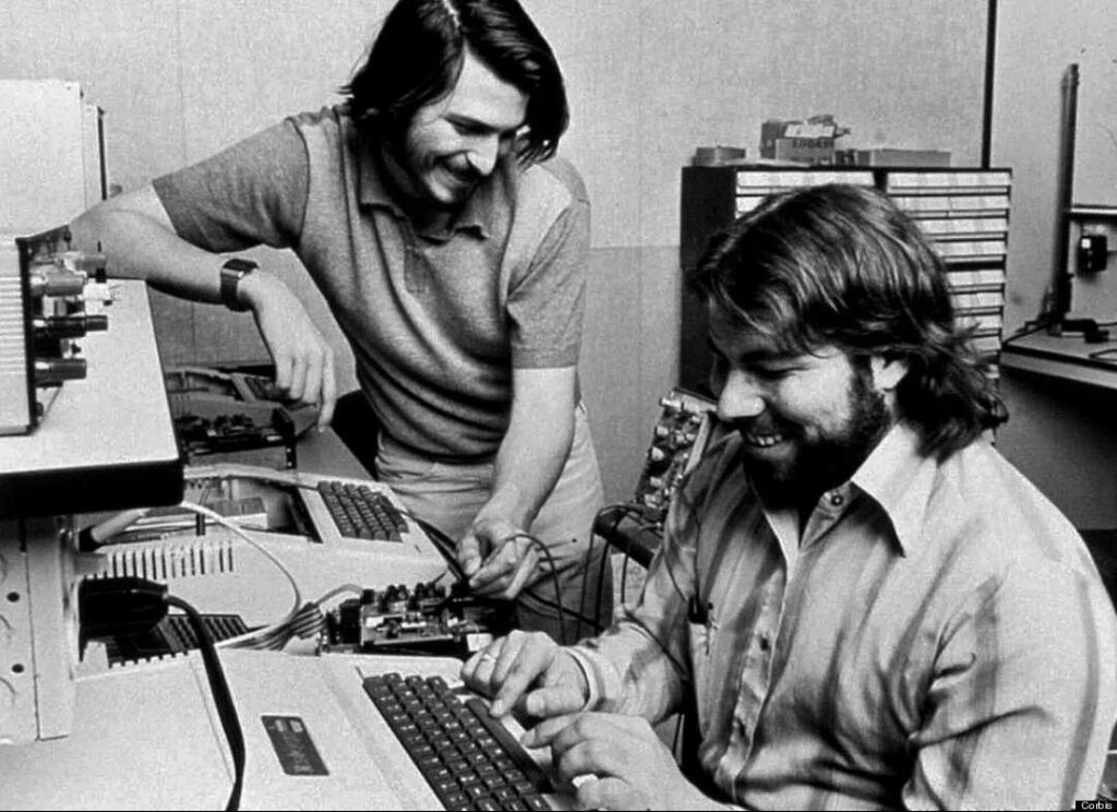 Steve Jobs e Wozniak al lavoro in garage dove nacque l'Apple-II