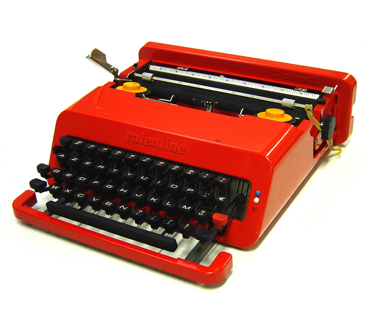 designer italiani famosi macchina da scrivere olivetti valentine di ettore sottsass
